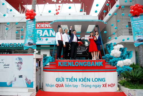 kienlongbank-trao-thuong-xe-mazda-cho-khach-hang-may-man
