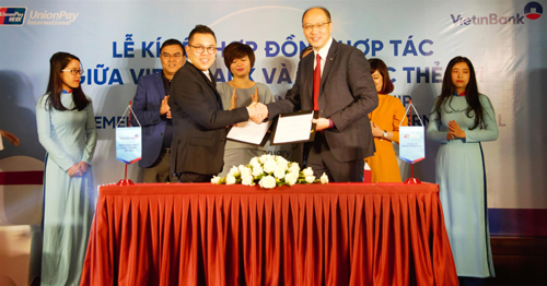 Ông Phùng Duy Khương - Giám đốc Khối Bán Lẻ VietinBank (bên trái) và Ông Yang Wenhui - Tổng giám đốc UnionPay International Đông Nam Á.