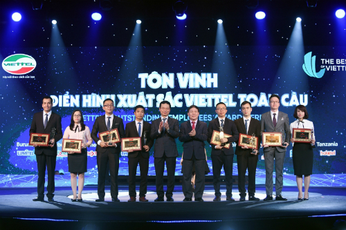 Tổng Giám đốc Nguyễn Mạnh Hùng (thứ tư từ trái sang) trao giải cho 8 cá nhân xuất sắc.