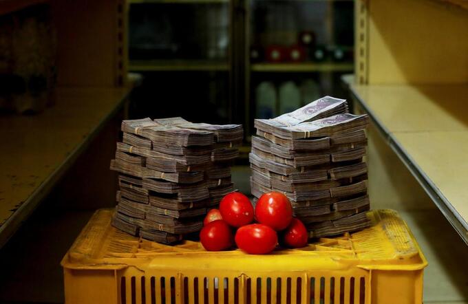 Cả chồng tiền mới mua nổi cuộn giấy vệ sinh ở Venezuela