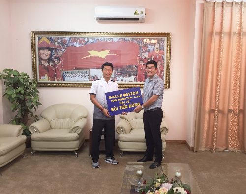 Hậu vệ Bùi Tiến Dũng đóng vai trò quan trọng trong thành công của cả đội đã nhận gói quà tặng 2 năm sử dụng miễn phí đồng hồ Festina chính hãng.