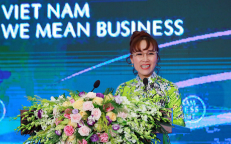 Nữ tỷ phú phát biểu đến cộng đồng doanh nghiệp trong nước và quốc tế tại sự kiện.