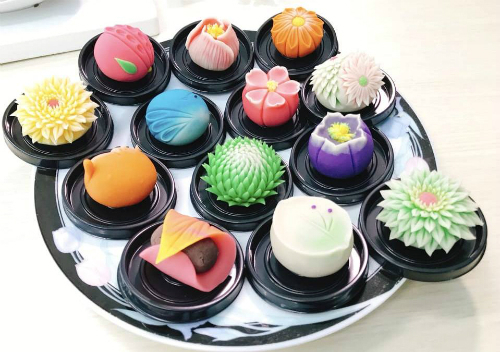 Nghệ nhân phải mất cả giờ đồng hồ để tạo chiếc bánh điêu khắc kiểu Nhật Bản. Ảnh: NVCC.