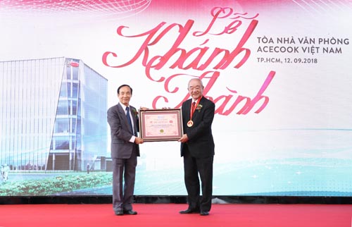 Ông Kajiwara Junichi - Tổng giám đốc Công ty cổ phần Acecook Việt Nam nhận bằng khen.