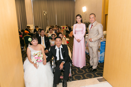 Ông Lê Như Hiếu - Phó Tổng giám đốc Công ty Cổ phần Ngọc trai Long Beach cùng bà Phạm Kim Dung - Tổng Giám đốc Công ty Sen Vàng bên cạnh 15 cặp đôi khuyết tật trong dự án Ngày hạnh phúc.