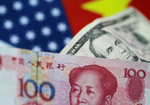 Đồng Nhân dân tệ của Trung Quốc và đôla Mỹ. Ảnh: Reuters