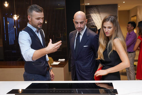 Khách đến tham dự lễ khai trương showroom Phan Anh Luxury Living.