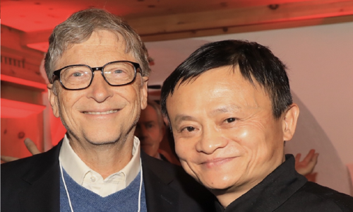 Jack Ma chụp ảnh cùng Gates tại Diễn đàn Kinh tế thế giới ở Davos, Thụy Sỹ hồi đầu năm. Ảnh: CNBC