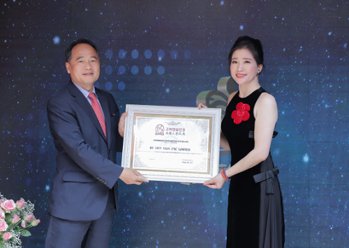 Ông Kang Ju Il trao bằng chứng nhận phân phối độc quyền sản phẩm Bổ gan Guganbo cho công ty BT Việt Nam