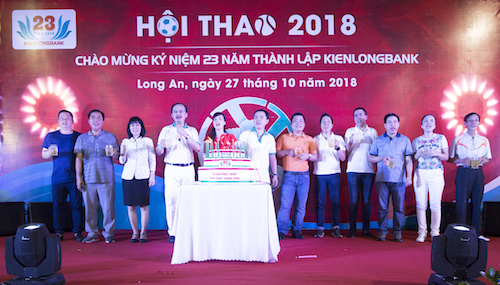 Ban lãnh đạo thực hiện nghi thức thắp nến mừng sinh nhật Kienlongbank tròn 23 tuổi