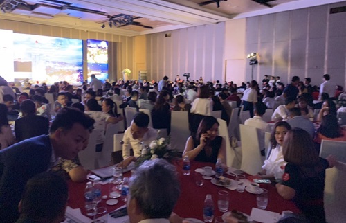 Hàng trăm khách mời tham dự lễ ký kết.