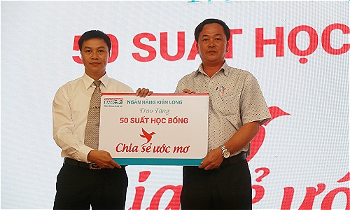 1. Đại diện Ban giám đốc Kienlongbank Long Điền (phía tay trái) trao bảng tượng trưng học bổng Chia sẻ ước mơ cho chính quyền địa phương