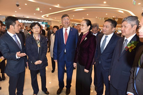 Ông Ninh Thành Công, Tổng lãnh sự quán nước CHXHCNVN tại Thượng Hải (ngoài cùng bên trái), ông Zhang Yuliang, Chủ tịch Greenland (đứng giữa, cavạt đỏ), ông Vincent Trương, CT kiêm TGĐ Sunny Word Corp. (thứ 2 từ phải qua), ông Võ Tấn Thành, đại diện VCCI (ngoài cùng bên phải) tại sự kiện
