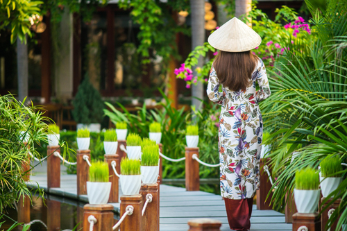 Du khách đến đây thường đi thuyền của resort ngắm hoàng hôn và thưởng thức nhiều trải nghiệm, dịch vụ hấp dẫn. Silk Sense thu hút du khách bởi sự yên tĩnh, bình yên mà cũng không bị quá tách biệt khỏi trung tâm.