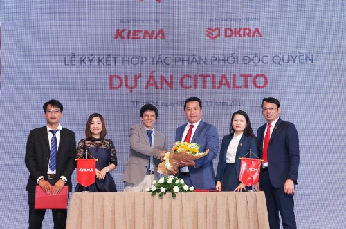 Ông Nguyễn Ngọc Huy - Phó tổng giám đốc Phát triển & Quản lý dự án Công ty CP Kiến Á (thứ ba từ trái sang) và ông Phạm Lâm - Tổng giám đốc Công ty CP DKRA Việt Nam (thứ ba từ phải sang) thực hiện nghi thức ký kết phân phối độc quyền dự án Citialto.