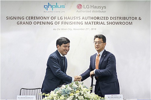 Ông Nguyễn Quang Huy (trái) ký kết hợp tác cùng đại diện LG Hausys.