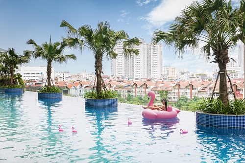 Bể bơi vô cực ngoài trời tạo không gian thư giãn cho cư dân. 