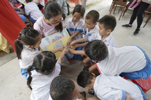 Các tủ sách sẽ giúp các em nhỏ có điều kiện học tập tốt hơn.