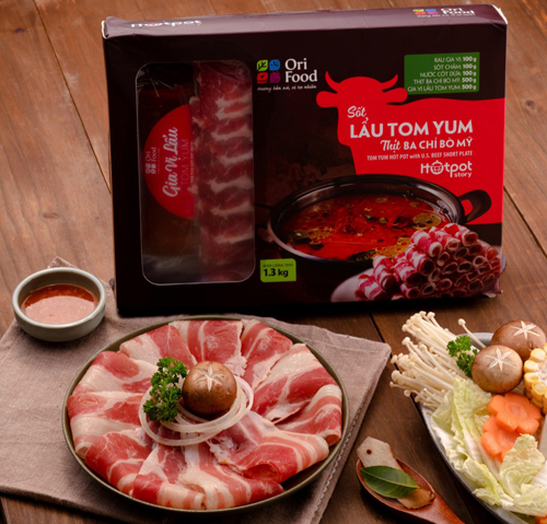 Combo Lẩu Tomyum bao gồm thị ba chỉ bò Mỹ, gói sốt lẩu Tomyum, gói rau củ, nước cốt dừa thơm béo cùng với sốt chấm lẩu chuẩn vị nhà hàng Hotpot Story. Chỉ trong vòng 20-25 phút với các bước chế biến đơn giản, bạn sẽ có nồi lẩu sum vầy ngay tại nhà.