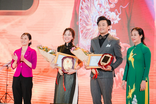Đại diện UNBD Huyện Hóc Môn tặng bằng khen cho bà Nguyễn Ngọc Tiền và nghệ sĩ Quý Bình.