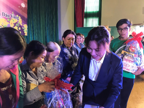 Nữ doanh nhân Ngọc Tiền trao 300 phần quà cho người dân Hóc Môn.
