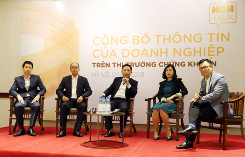 Các diễn giả chia sẻ về thực trạng công bố thông tin của doanh nghiệp. Ảnh: Liên Hương.
