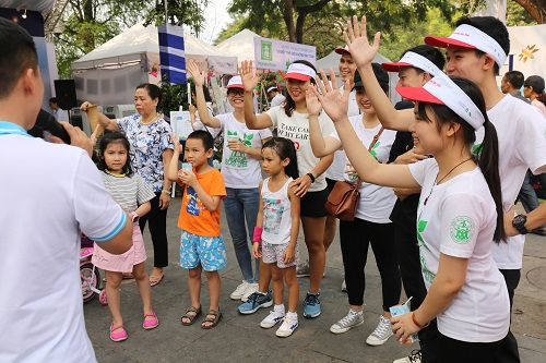 Gian hàng TH nhận được nhiều sự chú ý từ khách thăm quan.