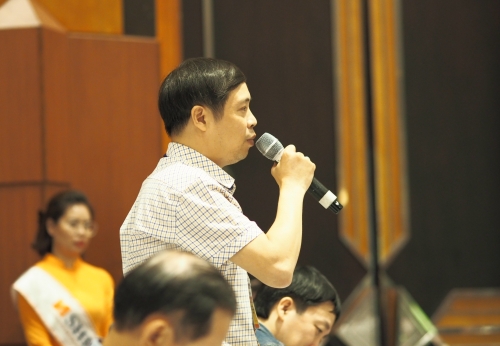 Một cổ đông chất vấn tại phiên họp thường niên năm 2019 của SHB. Ảnh: Minh Sơn