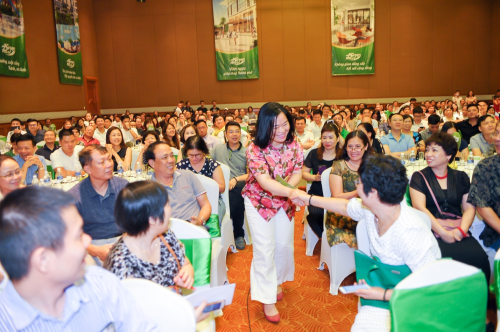 Các khách hàng của Green Pearl 378 Minh Khai chúc mừng hàng xóm tương lai khi trúng giải thưởng lớn.