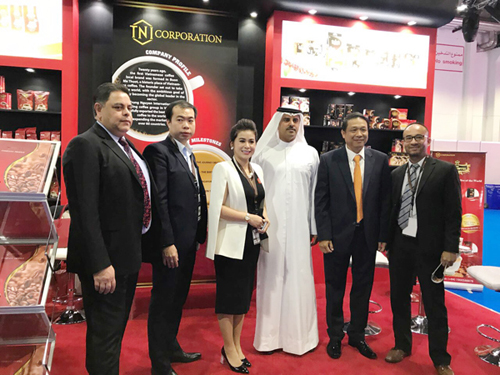 Bà Lê Hoàng Diệp Thảo cùng các đối tác tại Dubai.