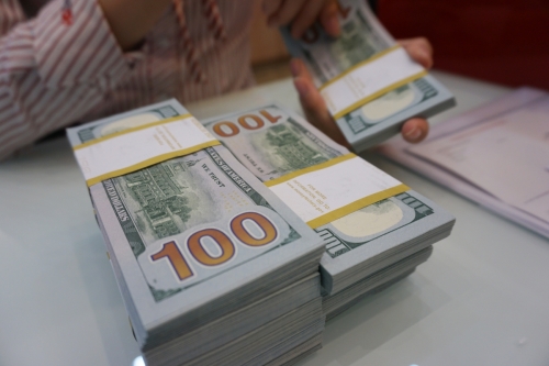 Giao dịch USD tại một ngân hàng thương mại. Ảnh: Anh Tú