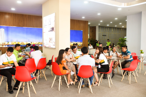 Khách hàng quan tâm đến những chính sách ưu đãi của dự án Saigon Intela.