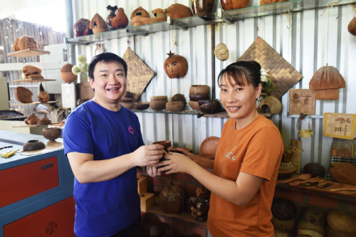 Ông Max Zhang ấn tượng với các sản phẩm thủ công mỹ nghệ từ dừa của Yes Coco.