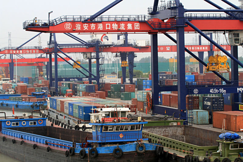 Container tại một cảng biển ở Hoài An (Trung Quốc). Anh: Reuters