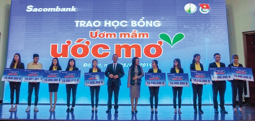 10 suất học bổng với tổng giá trị 100 triệu đồng được trao cho 10 bạn sinh viên có hoàn cảnh khó khăn vượt khó trong học tập.