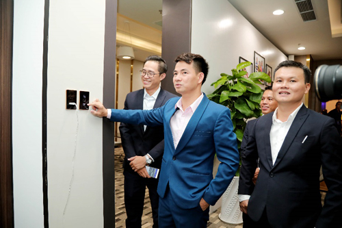 Nghệ sĩ Xuân Bắc trải nghiệm nhà mẫu với sản phẩm mới Smarthome của Elink.
