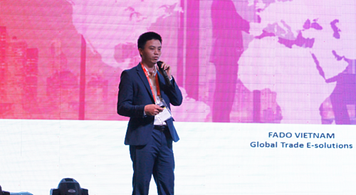 Ông Phạm Tấn Đạt - CEO FADO, đối tác được uỷ quyền toàn cầu của Alibaba.com trình bày giải pháp tận dụng cơ hội và quản trị rủi ro trong xuất khẩu trực tuyến. Ảnh: An Phạm.