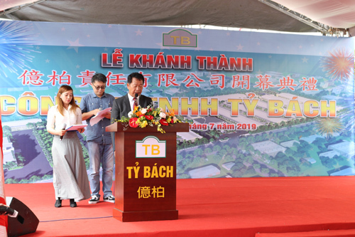 Đại diện công ty TNHH Tỷ Bách - ông Chung Đức Lễ Chủ tịch hội đồng quản trị phát biểu tại buổi lễ