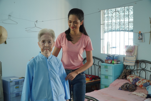 Cụ bà ở TP HCM dành cả đời giúp đỡ người vô gia cư  - 2