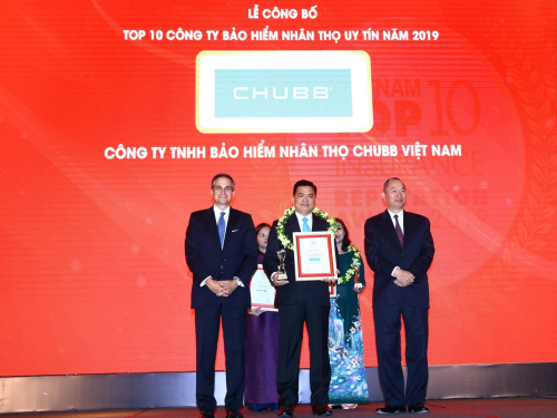 Ông Bùi Thanh Hiệp - Phó tổng giám đốc Chubb Life Việt Nam đại diện nhận giải thưởng từ ban tổ chức.