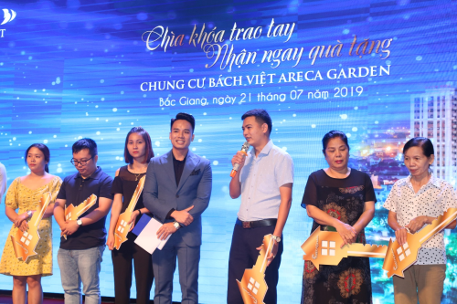 Anh Nguyễn Văn Ngân (thứ 3 từ phải sang) chia sẻ tại sự kiện bàn giao nhà hôm 21/7. 