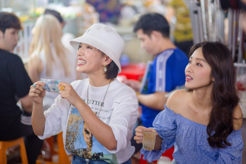 Trong khi Khả Ngân vẫn còn hoang mang thì Châu Bùi nhanh chóng mua được một củ cải trắng với giá chỉ 4.000 đồng, một món quà lưu niệm và chiếc vòng tay màu xanh. Số tiền còn dư, cả hai dùng để ăn chè mà không biết rằng số tiền ít ỏi ấy phải dùng để di chuyển đến địa điểm thực hiện nhiệm vụ tiếp theo mà không được dùng xe buýt.
