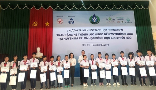 Novaland trao tặng học bổng cho học sinh vượt khó tại khu vực Đồng bằng sông Cửu Long trong khuôn khổ chương trình Nước sạch học đường.