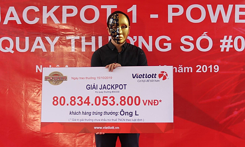 Ông L nhận giải thưởng gần 81 tỷ đồng sáng 15/10. Ảnh: Vietlott