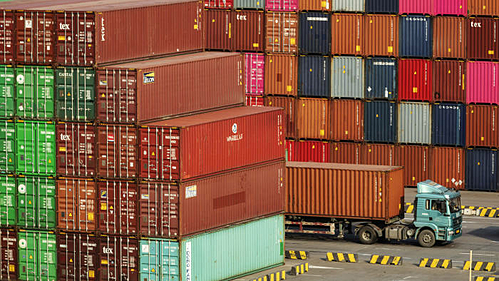 Container tại một cảng biển ở Trung Quốc. Ảnh: Bloomberg