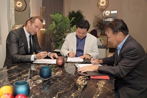 Ký kết hợp tác giữa ông Vũ Xuân Phong (giữa) và ông Andrea Carponi (trái) - Chủ tịch tập đoàn CIAC.