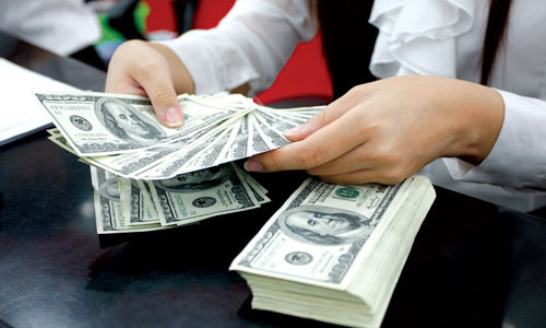 Giá USD trong ngân hàng thấp hơn thị trường tự do. Ảnh: QH.