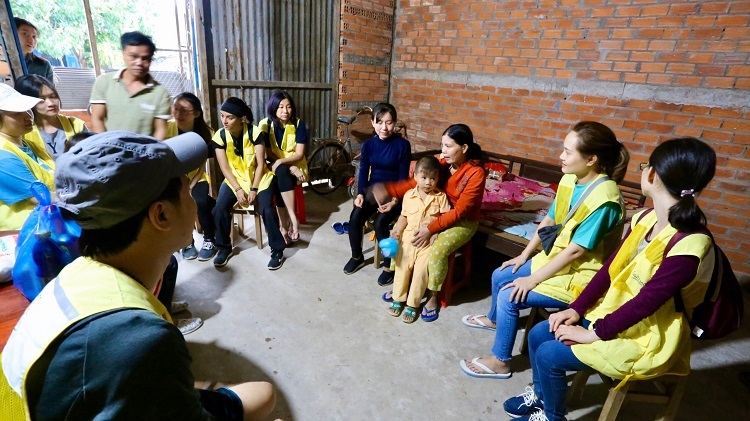 Thăm hỏi gia đình học sinh là một hoạt động ý nghĩa trong khuôn khổ chương trình Ngày thiện nguyện Quốc tế được tổ chức bởi CapitaLand từ ngày 9 đến ngày 11/11/2019 tại Việt Nam