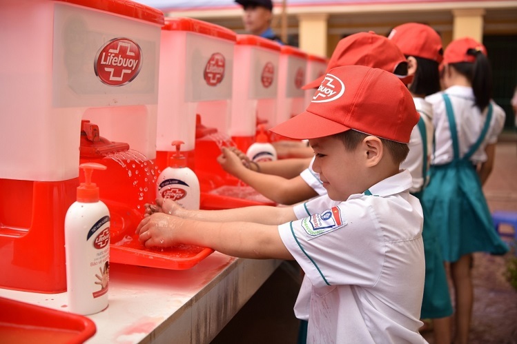 Học sinh thực hành rửa tay với xà phòng.