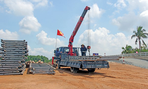Thi công tại dự án đường 319 nối dài.